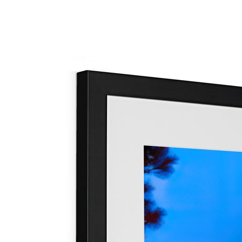 A picture frame on a screen with an image of a black background on the side.